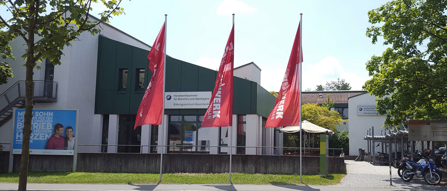Bildungszentrum Rosenheim Außenansicht BZ Rosenheim Außen Fahnen Flagge IK