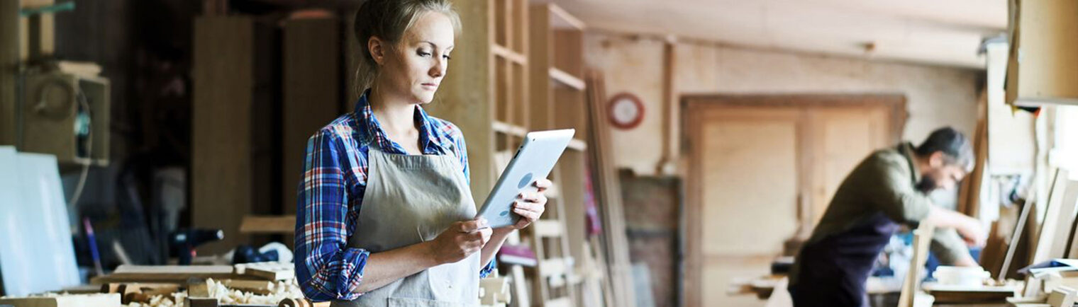 Full length portrait of concentrated young craftswoman in apron standing at spacious workshop and using digital tablet Schlagwort(e): portrait, pretty, young, concentrated, apron, carpenter, craftswoman, artisan, diy, woman, worker, working, business, carpentry, handcraft, occupation, owner, service, skill, wood, wooden, woodwork, woodworker, workshop, craft, standing, using, digital, tablet, computer, technology, wireless, portrait, pretty, young, concentrated, apron, carpenter, craftswoman, artisan, diy, woman, worker, working, business, carpentry, handcraft, occupation, owner, service, skill, wood, wooden, woodwork, woodworker, workshop, craft, standing, using, digital, tablet, computer, technology, wireless