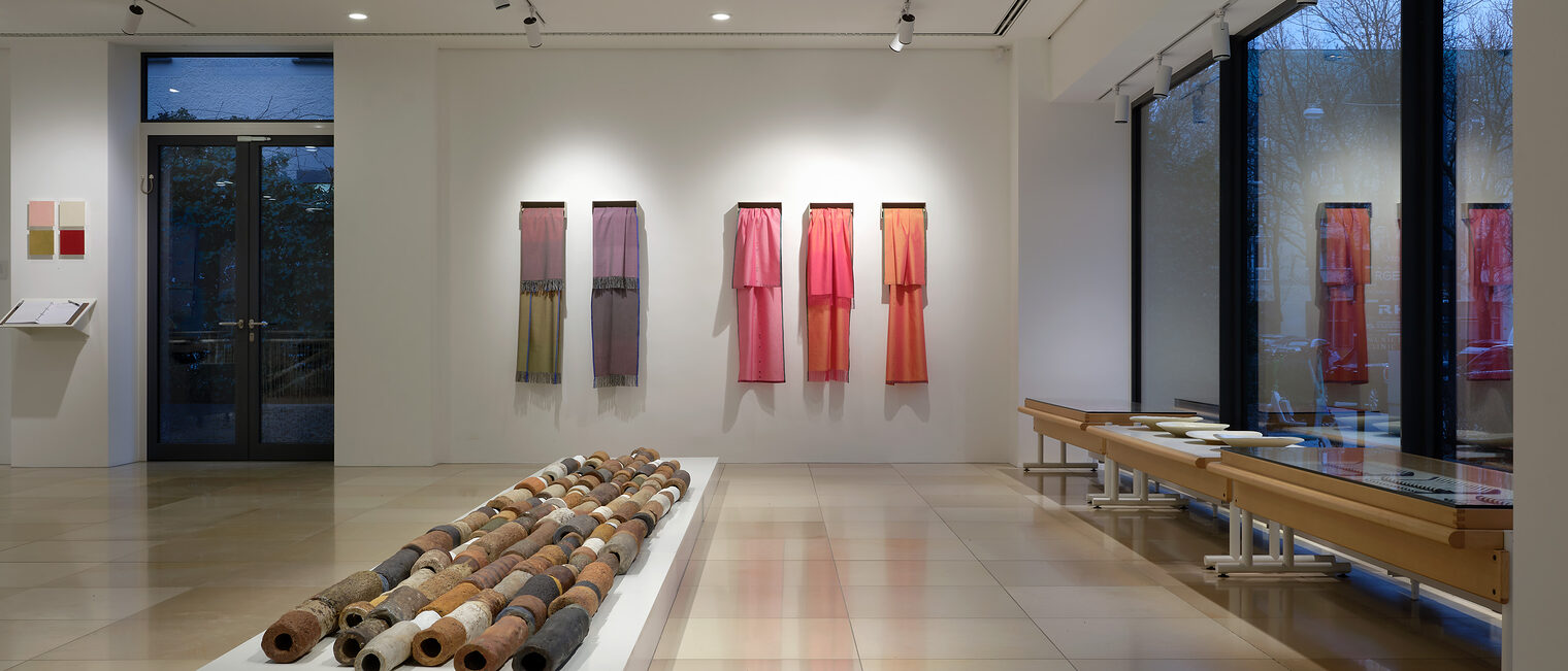 Blick in die Galerie Handwerk, mit Ausstellungsobjekten der Künstlerinnen Renate Balda, Maya Vogl