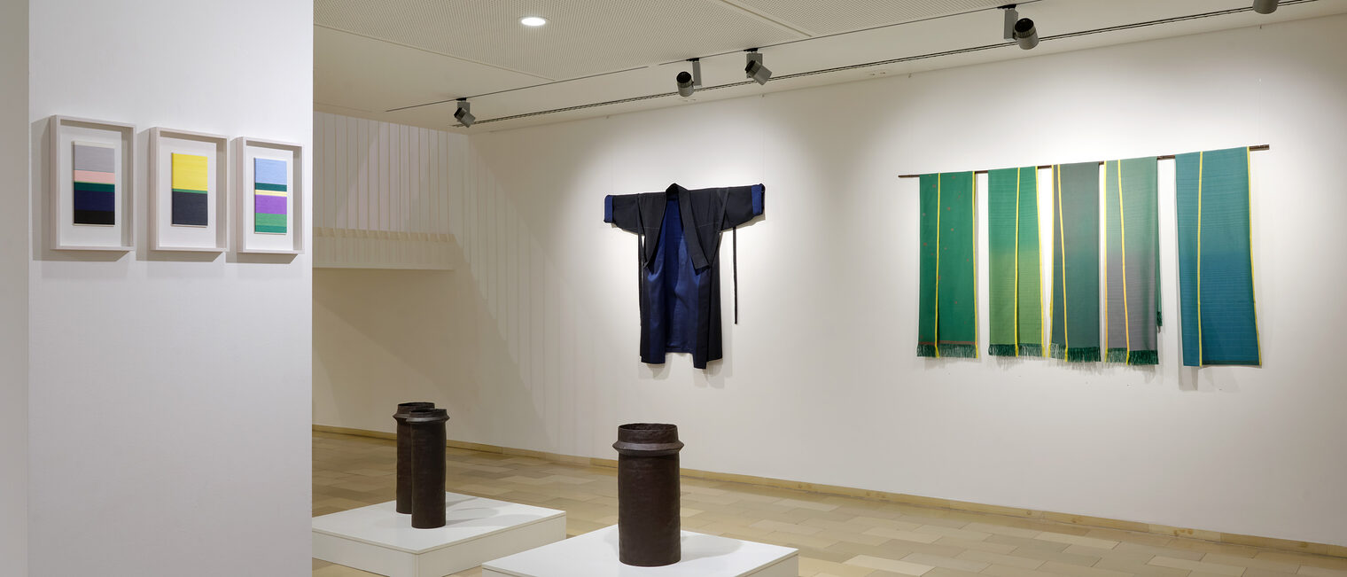 Fotografie von Eva Jünger zeigt Objekte und Textilien der Künstlerinnen Renate Balda und Maya Vogl in der Galerie Handwerk.