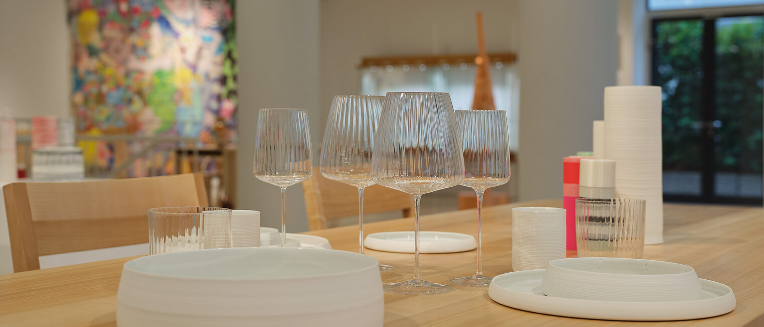 Impression Ausstellung Tischkultur zeigt Teller, Gläser auf einem Tisch in der Galerie Handwerk, Handwerkskammer München