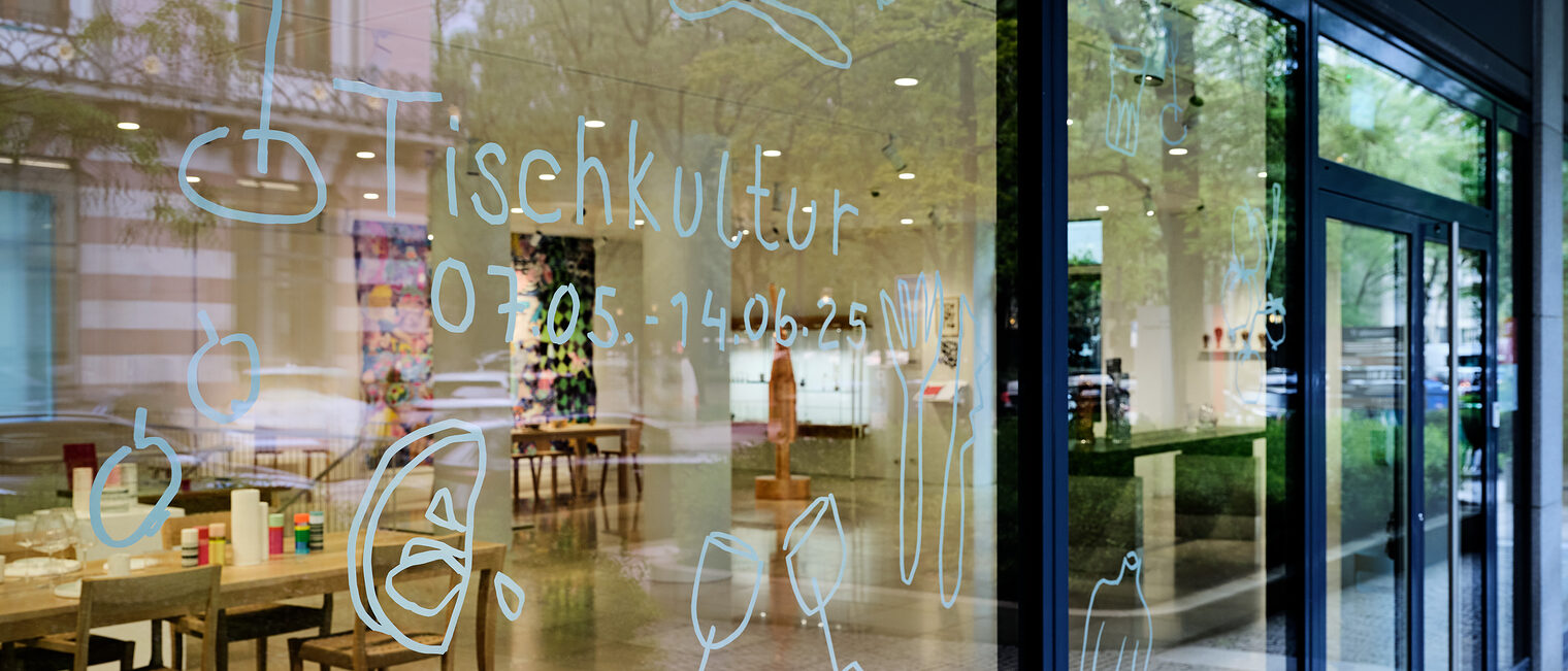 Blick in die Galerie, Handwerkskunst, Schaufenster, Tisch, Geschirr, Tischkultur, Handwerkskammer, Teller, Teekannen, Gefäße