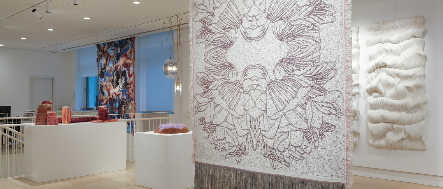 Einblicke in die Ausstellung Weben in der Galerie Handwerk in der Max-Joseph-Straße 4 in München. Teppiche, Plaids, Objekte