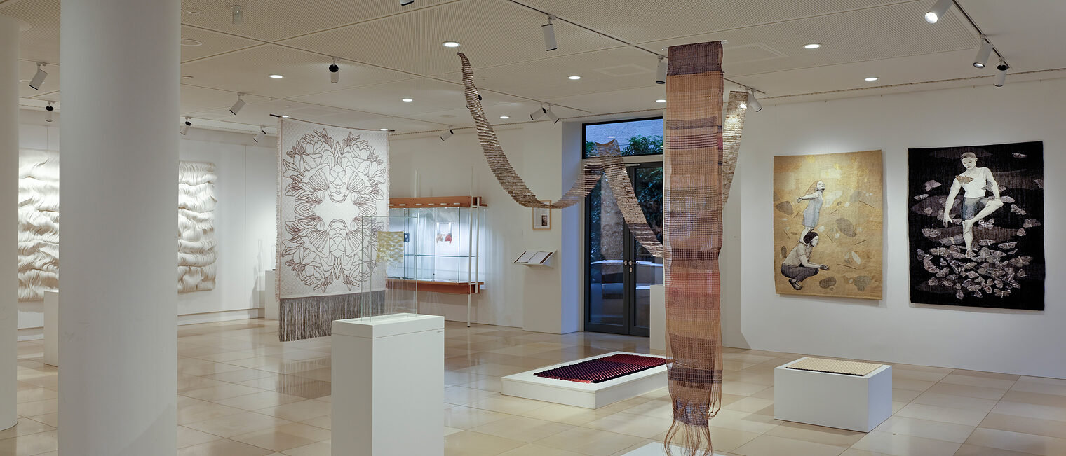 Impressionen - Blick durch den Ausstellungsraum mit Plaids, Schals, gewebten Bildern, Strukturbildern, Wandteppichen