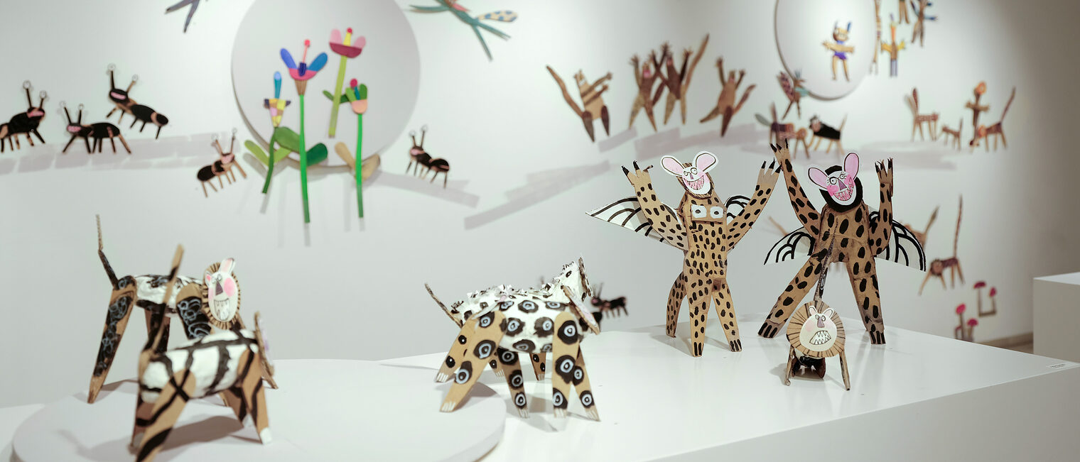 Tierische Ungeheuer und Mischwesen im Leoparden- und Zebralook tummeln sich auf dem Tisch und an der Wand. 