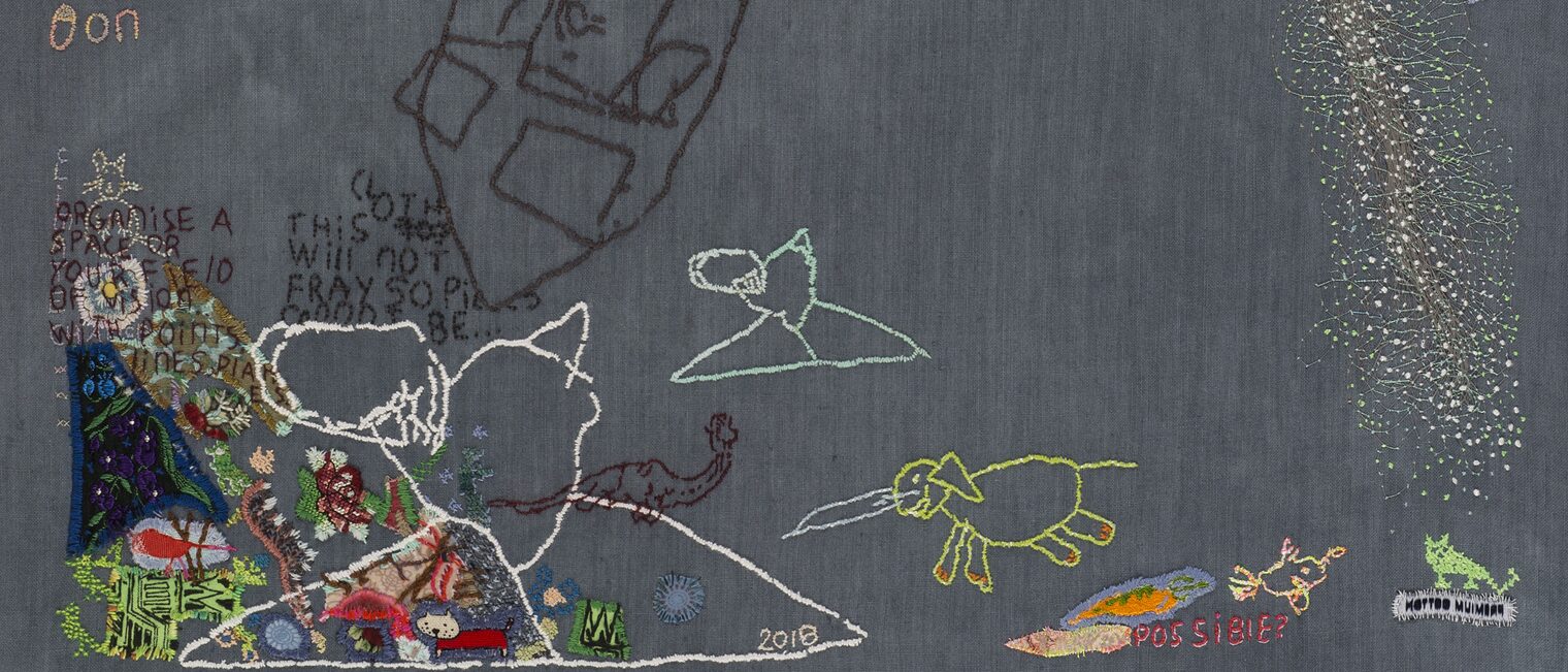 Stickerei-Arbeit von Tilleke Schwarz, Niederlande, bunte Fadenapplikationen auf dunklem Stoff, die an naive Malerei erinnern