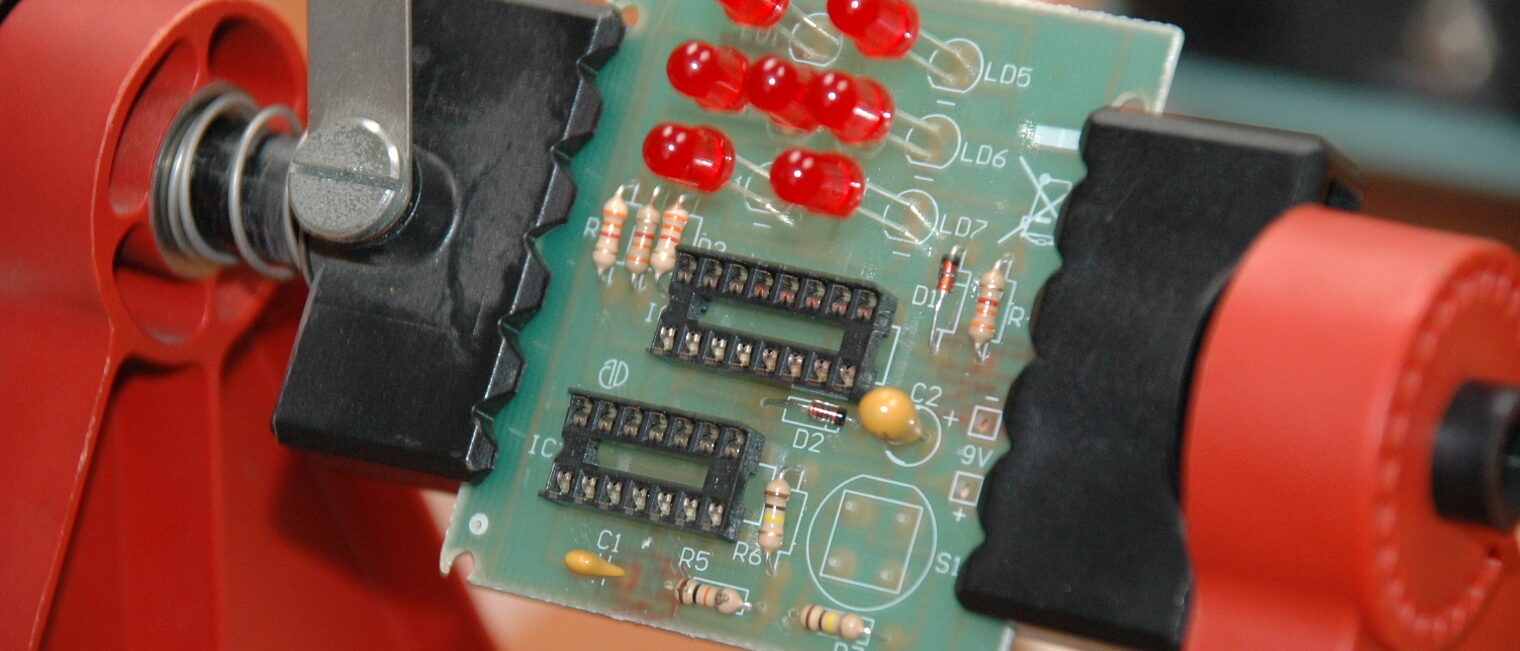 Elektrotechnik ÜLU Ausbildung Weiterbildung Lehrling Objekt Kurs Elektro Strom Kabel rot 