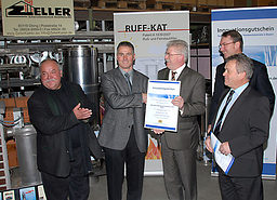 Bayerns Wirtschaftsminister Martin Zeil &uuml;bergibt 100. Innovationsgutschein an Familienunternehmervon links: B&uuml;rgermeister Thurner, Oliver Zeller, Wirtschaftsminister Martin Zeil, Siefried M. Hartmann ( Bayern Innovativ GmbH), Klaus Steiner (vorne)