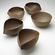 Ann van Hoey, Etude Géométrique, Gruppe von 5 Schalen, dunkle Irdenware Ann van Hoey, Etude Géométrique, Gruppe von 5 Schalen, dunkle Irdenware