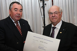 Ebenfalls mit der Goldenen Ehrennadel des BHT wurde der frühere Präsident des Landesinnungsverbands des Bayerischen Zimmererhandwerks Georg König (rechts) geehrt.