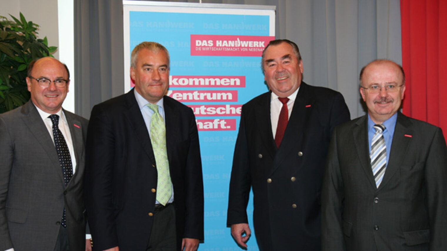 Bei der BHT-Mitgliederversammlung in Straubing: der Präsident der gastgebenden Kammer Franz Prebeck, Minister Ludwig Spaenle, BHT-Präsident Heinrich Traublinger und Hauptgeschäftsführer Lothar Semper (v.l.n.r.).