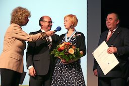 Sophia Grimm aus Rötz in der Oberpfalz wurde in Straubing als Landessiegerin bei den Kürschnern geehrt. BR-Moderatorin Susanne Rohrer, der Präsident der gastgebenden Kammer Franz Prebeck und BHT-Präsident Heinrich Traublinger (v.l.n.r.) gratulierten. Sophia Grimm aus Rötz in der Oberpfalz wurde in Straubing als Landessiegerin bei den Kürschnern geehrt. BR-Moderatorin Susanne Rohrer, der Präsident der gastgebenden Kammer Franz Prebeck und BHT-Präsident Heinrich Traublinger (v.l.n.r.) gratulierten.