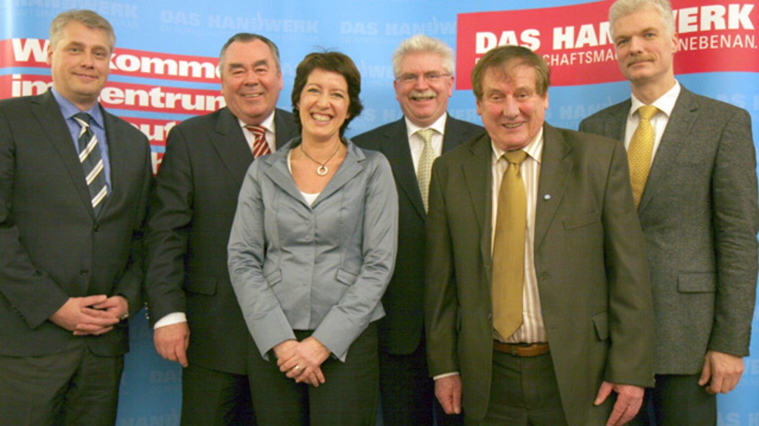 Waren sich auf dem BHT-Symposium darüber einig, dass die Duale Berufsbildung in Deutschland einer der wesentlichen Standortvorteile ist (v.l.n.r.): Prof. Friedrich Hubert Esser, Heinrich Traublinger, BR-Moderatorin Ursula Heller, Wirtschaftsminister Martin Zeil, Prof. Helmut Zöpfl und Prof. Andreas Schleicher von der OECD.