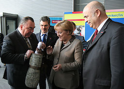 BHT-Präsident Heinrich Traublinger (links) schenkte Bundeskanzlerin Angela Merkel anlässlich des IHM-Spitzengesprächs der Wirtschaft eine Keramikvase des Staatspreisträgers Martin Möhwald, rechts ZDH-Präsident Otto Kentzler, im Hintergrund Messechef Dieter Dohr. BHT-Präsident Heinrich Traublinger (links) schenkte Bundeskanzlerin Angela Merkel anlässlich des IHM-Spitzengesprächs der Wirtschaft eine Keramikvase des Staatspreisträgers Martin Möhwald, rechts ZDH-Präsident Otto Kentzler, im Hintergrund Messechef Dieter Dohr.
