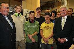 BHT-Präsident Heinrich Traublinger (links) und Wirtschaftsminister Martin Zeil (rechts) im Gespräch mit Azubis im Berufsbildungszentrum der Handwerkskammer in Nürnberg. BHT-Präsident Heinrich Traublinger (links) und Wirtschaftsminister Martin Zeil (rechts) im Gespräch mit Azubis im Berufsbildungszentrum der Handwerkskammer in Nürnberg.
