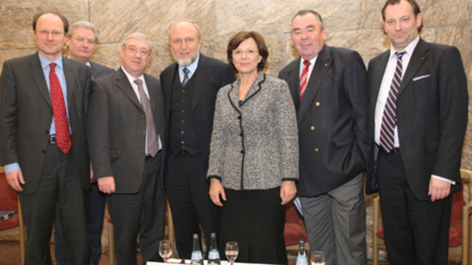 v.l.n.r.: Dr. Stefan Vogg, Vorstandsmitglied der E.ON Bayern AG, Sigmund Gottlieb, Chefredakteur das Bayerischen Fernsehens, Landwirtschaftsminister Josef Miller, MdL, Prof. Dr. Dr. h.c. Hans-Werner Sinn, Präsident des ifo Instituts für Wirtschaftsforschung, Wirtschaftsministerin Emilia Müller, BHT-Präsident Heinrich Traublinger, MdL, und Prof. Dr. Martin Faulstich, Mitglied des Sachverständigenrats für Umweltfragen.