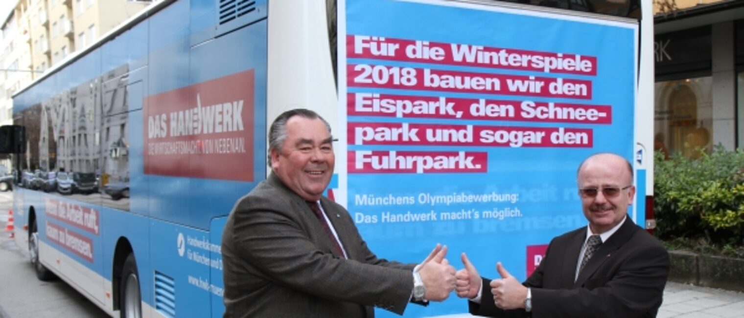 Handwerkskammerpräsident Heinrich Traublinger, MdL a. D. und Hauptgeschäftsführer Dr. Lothar Semper (rechts), vor einem Linienbus, der die Olympiabewerbung Münchens unterstützt.