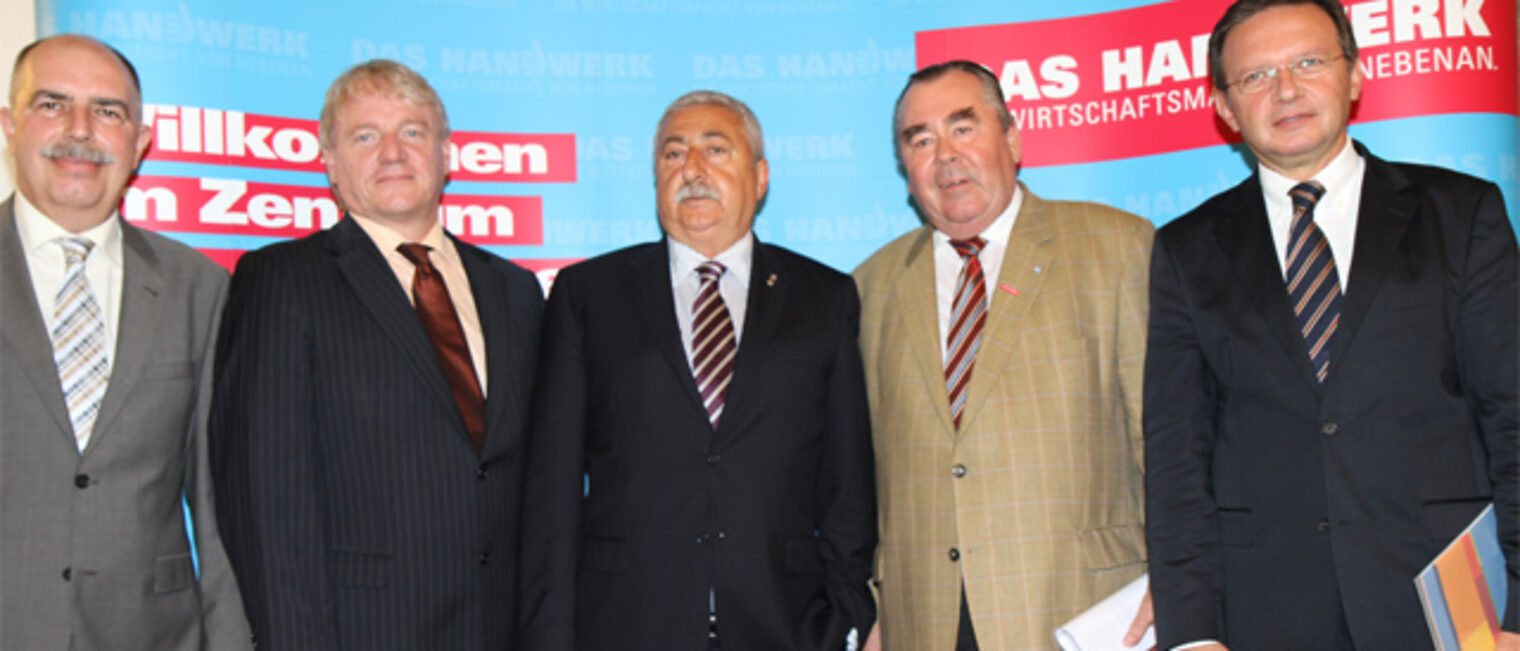 Der stv. Hauptgeschäftsführer Gerhard Ketzler, Bernd Becking, Vorsitzender der Geschäftsführung der Arbeitsagentur München, (links), Bendevi Palandöken, Präsident der Konföderation der türkischen Handwerker und Gewerbetreibenden, Handwerkskammerpräsident Heinrich Traublinger, MdL a. D., Kadir Hidayet Eris, Türkischer Generalkonsul München.