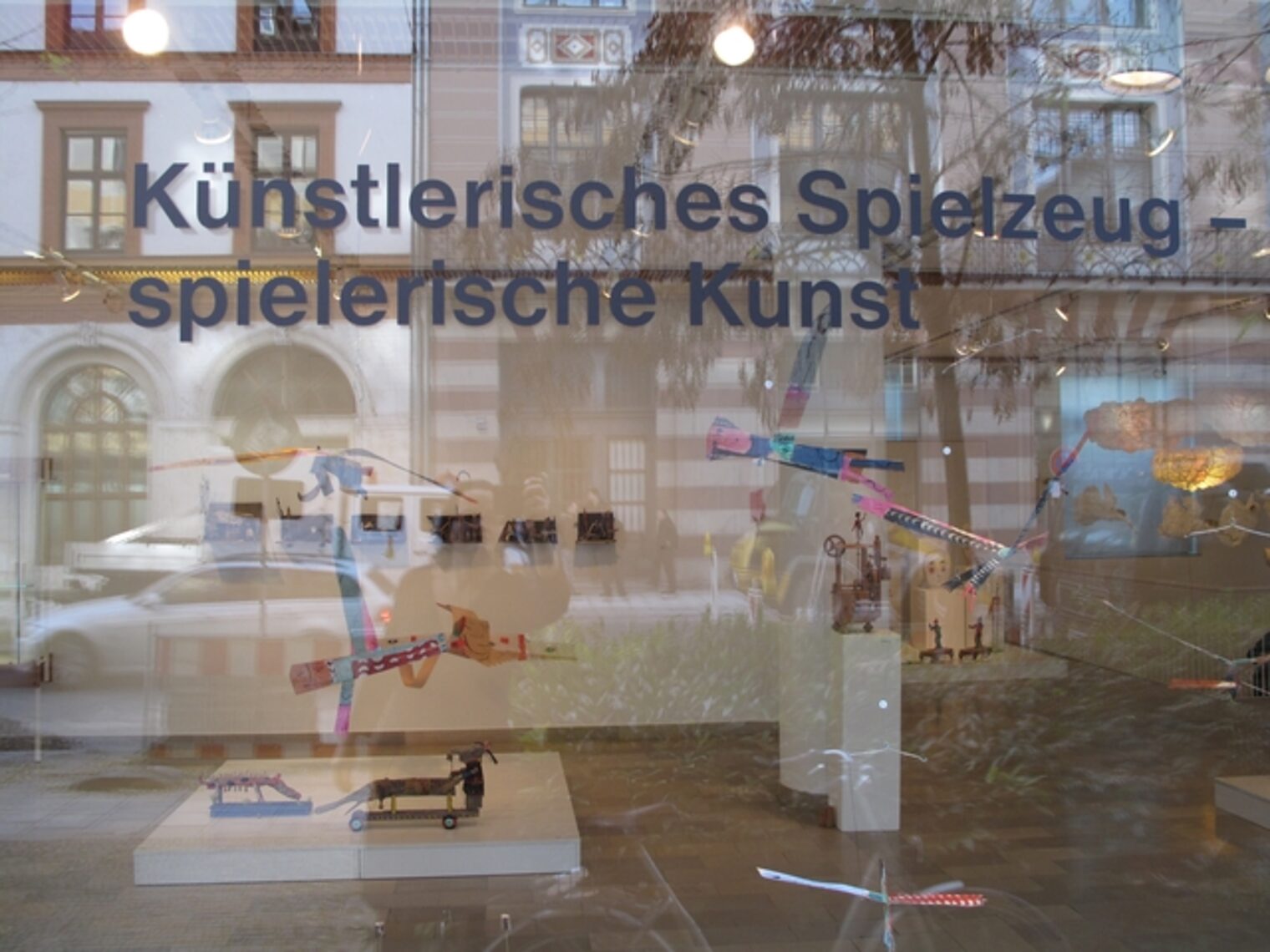 Künstlerisches Spielzeug - spielerische Kunst