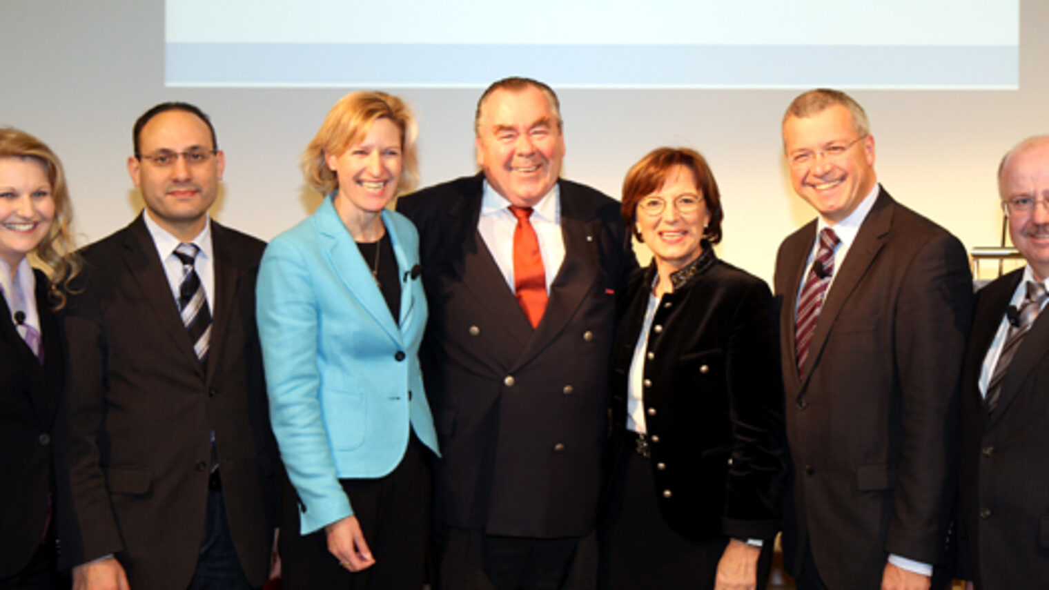 Beim BHT-Symposium (v.l.n.r.): Nadja Hirsch, MdEP, Ismail Ertug, MdEP, Dr. Angelika Niebler, MdEP, BHT-Präsident Heinrich Traublinger, MdL a. D., Bayerns Europaministerin Emilia Müller, Markus Ferber, MdEP, und BHT-Hauptgeschäftsführer Dr. Lothar Semper.