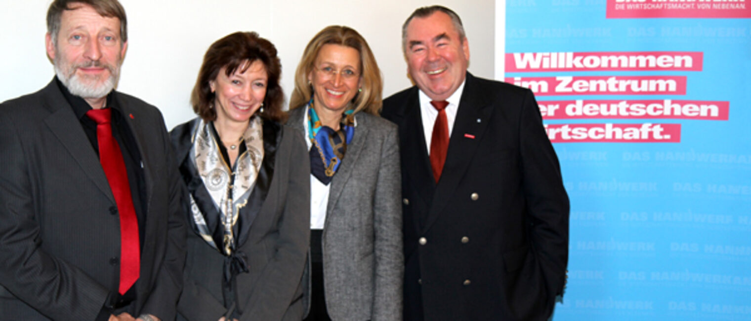 Stellten den neuen Bachelorstudiengang für Handwerksmeister vor. (v.l.n.r.: Hochschulpräsident Prof. Dr. Michael Kortstock, Prodekanin Prof. Dr. Claudia Eckstaller, Prodekanin Prof. Dr. Ingrid C. Huber-Jahn und Handwerkskammerpräsident Heinrich Traublinger, MdL a. D.)