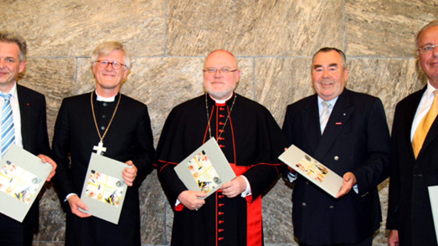 Unterzeichneten die Erklärung (v.l.n.r.): Bayerns DGB-Chef Matthias Jena, der Landesbischof der Evangelisch-Lutherischen Kirche in Bayern Heinrich Bedford-Strohm, der Erzbischof von München und Freising, Reinhard Kardinal Marx, BHT-Präsident Heinrich Traublinger und vbw-Präsident Randolf Rodenstock.