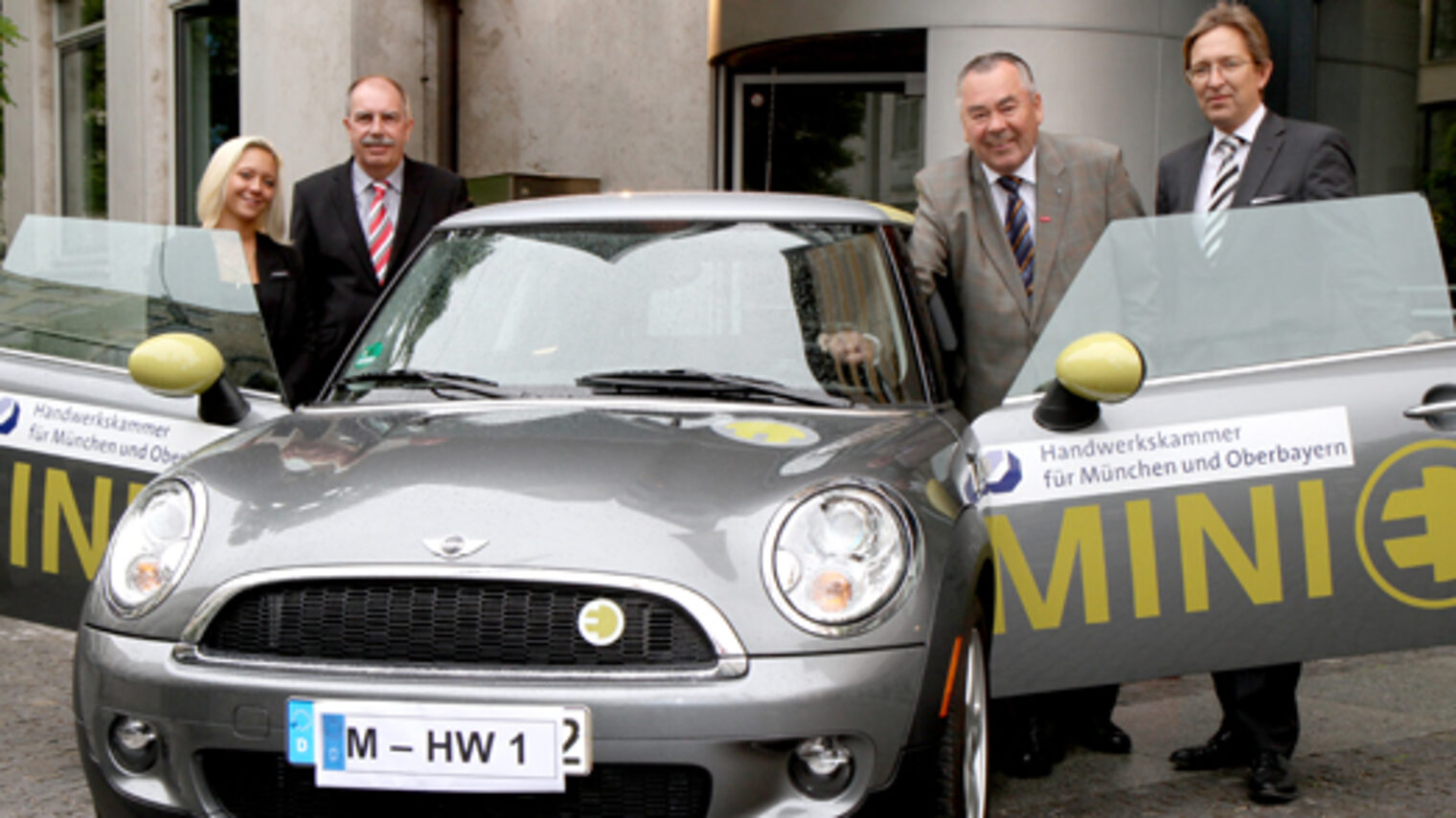 Peter Krams (rechts) übergab den E-Mini an Handwerkskammerpräsident Heinrich Traublinger, MdL a. D. (2.v.r.) und stv. Hauptgeschäftsführer Gerhard Ketzler (2.v.l.). Links im Bild: Marissa Tratnik, Leiterin Fuhrpark Mini, BMW Group.