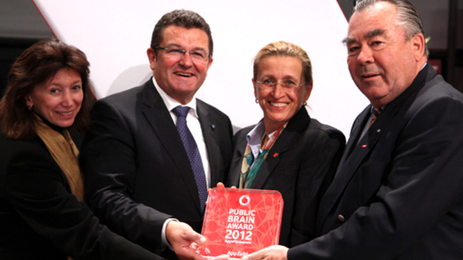 Handwerkskammerpräsident Heinrich Traublinger, MdL a. D. (rechts) nahm gemeinsam mit Prof. Dr. Ingrid Huber-Jahn (2.v.r.) und Prof. Dr. Claudia Eckstaller (links) von der Hochschule München den 1. Preis des "Public Brain Award" entgegen. Schirmherr des Wettbewerbs "Apps für Bayern" war Finanzstaatssekretär Franz Josef Pschierer, MdL.