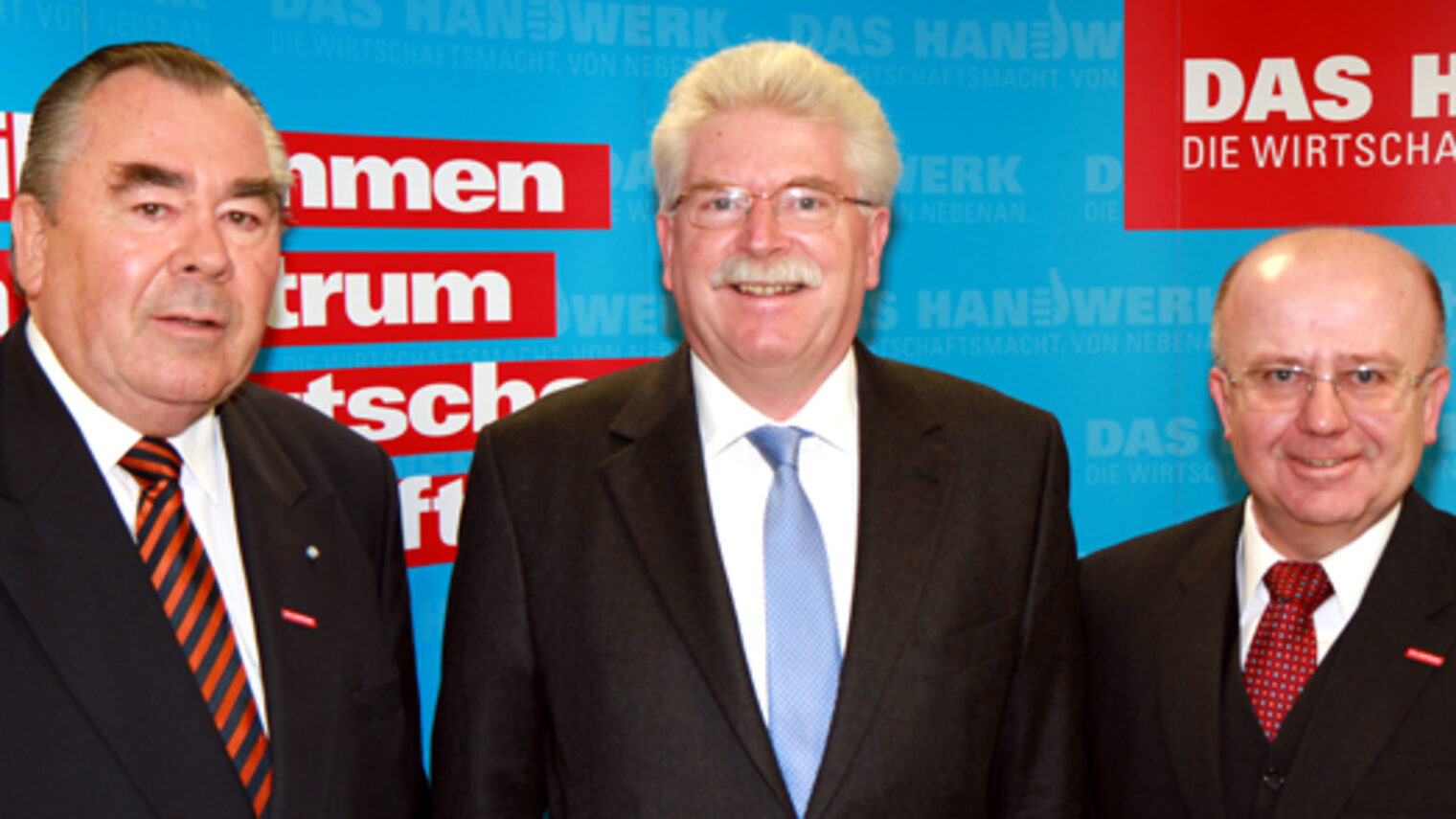 Präsident Heinrich Traublinger (links) und Hauptgeschäftsführer Dr. Lother Semper (rechts) konnten auf der Vollversammlung Wirtschaftsminister Martin Zeil begrüßen