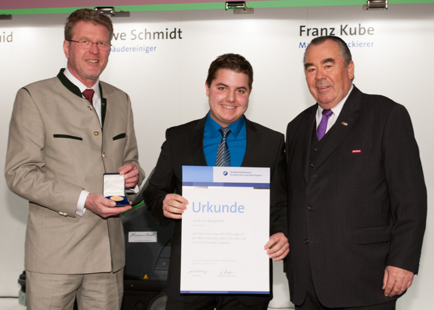 Die Jahresbestmeister auf der Meisterfeier 2012 der Handwerkskammer für München und Oberbayern.