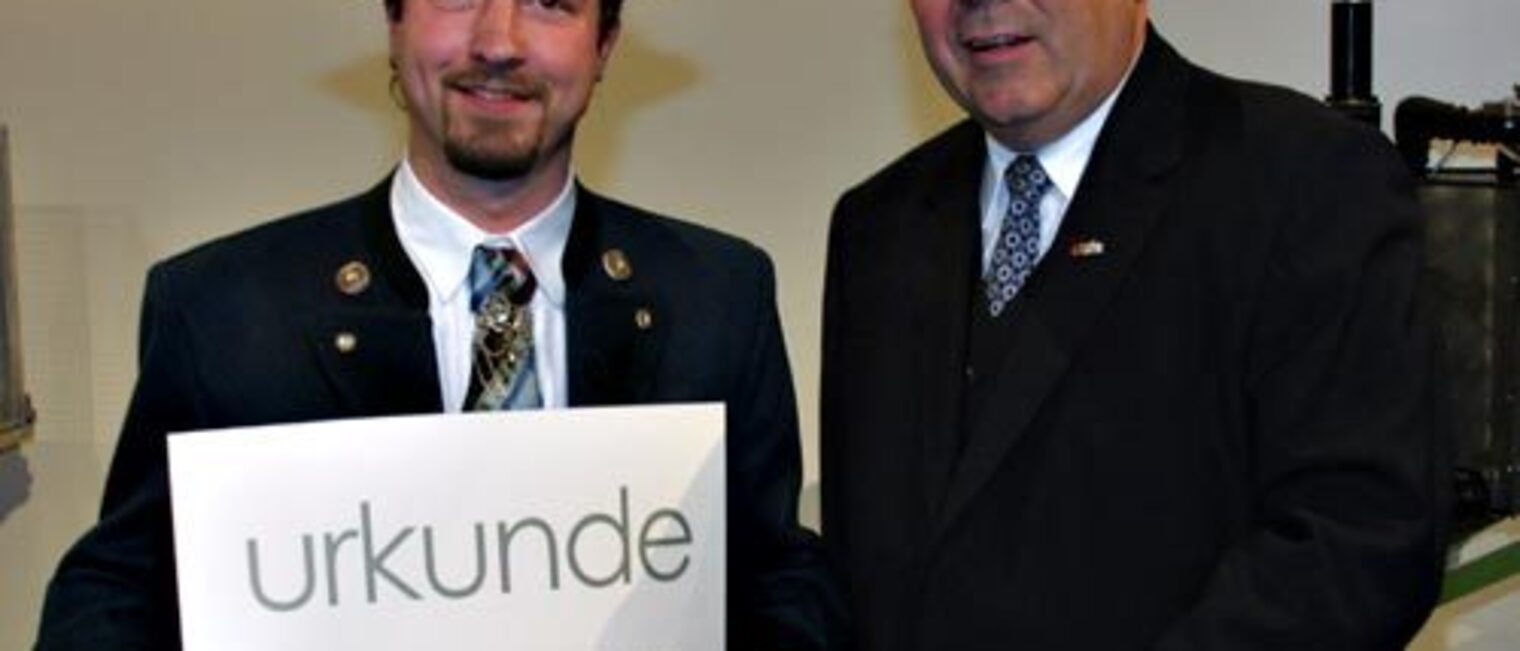 Handwerkskammerpräsident Heinrich Traublinger über gibt den Bestmeister im Orthopädietechnikerhandwerk Michael Krippel den Meisterbrief. Handwerkskammerpräsident Heinrich Traublinger über gibt den Bestmeister im Orthopädietechnikerhandwerk Michael Krippel den Meisterbrief.