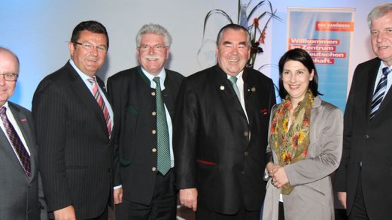 Handwerkskammerpräsident Heinrich Traublinger, MdL a. D. (3.v.re.) und Hauptgeschäftsführer Dr. Lothar Semper (links) mit Bayerns Ministerpräsident Horst Seehofer, Wirtschaftsstaatssekretärin Katja Hessel, MdL, Wirtschaftsminister Martin Zeil, MdL und Finanzstaatssekretär Franz Josef Pschierer, MdL.