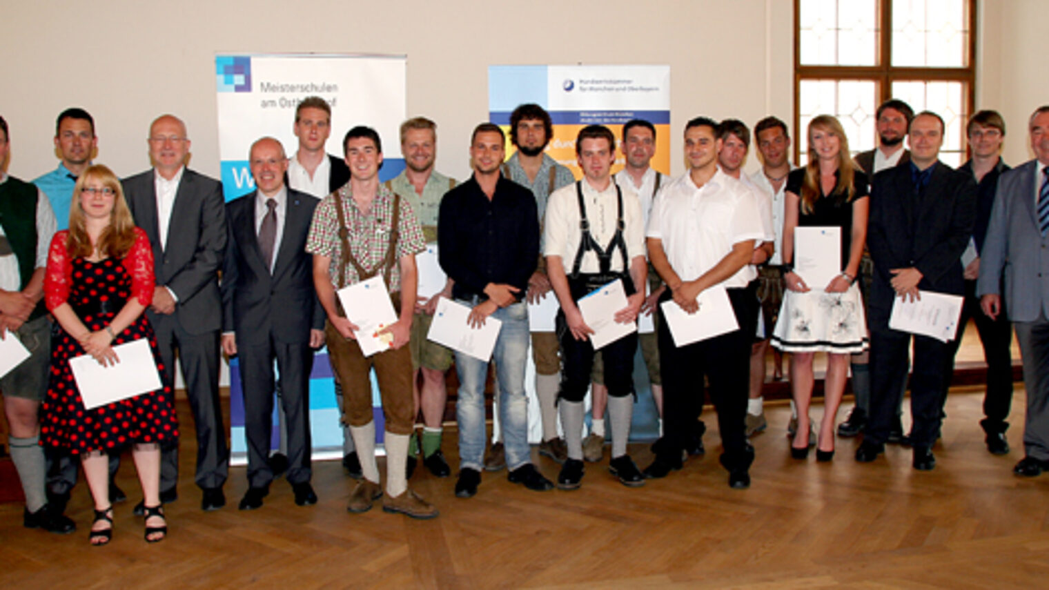 Handwerkskammerpräsident Heinrich Traublinger, MdL a. D. (rechts), Stadtschulrat Rainer Schweppe (4. v.l.) und Oberstudiendirektor Georg Junior (5. v.l.) gratulierten den Klassenbesten der Meisterschulen am Ostbahnhof.