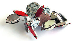 Brosche/brooch, 2005 Florian WeichsbergerDeutschland/GermanyBrosche/brooch, 2005Messing vernickelt, LaminatNickel-plated brass, laminate8x4x3 cm