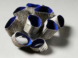 ¿Bionic Heart¿ Annamaria ZanellaItalien/Italy¿Bionic Heart¿Brosche/brooch, 2005Silber, Email, Acryl, GoldSilver, enamel, acrylic, gold7x5,5x3 cm