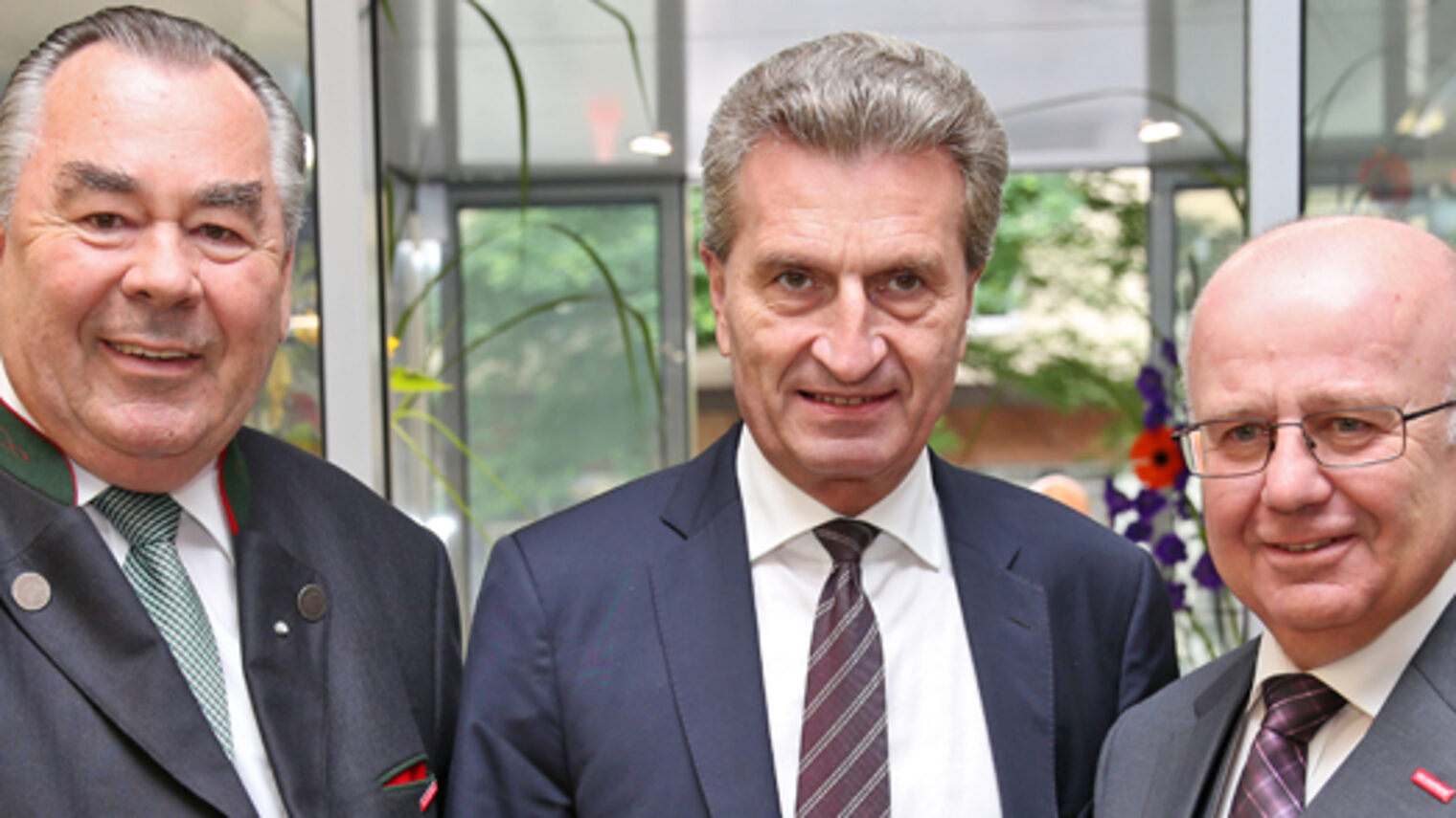 Präsident Heinrich Traublinger, MdL a. D. und Hauptgeschäftsführer Dr. Lothar Semper begrüßen EU-Kommissar Günther Oettinger beim Sommerempfang der Handwerkskammer.