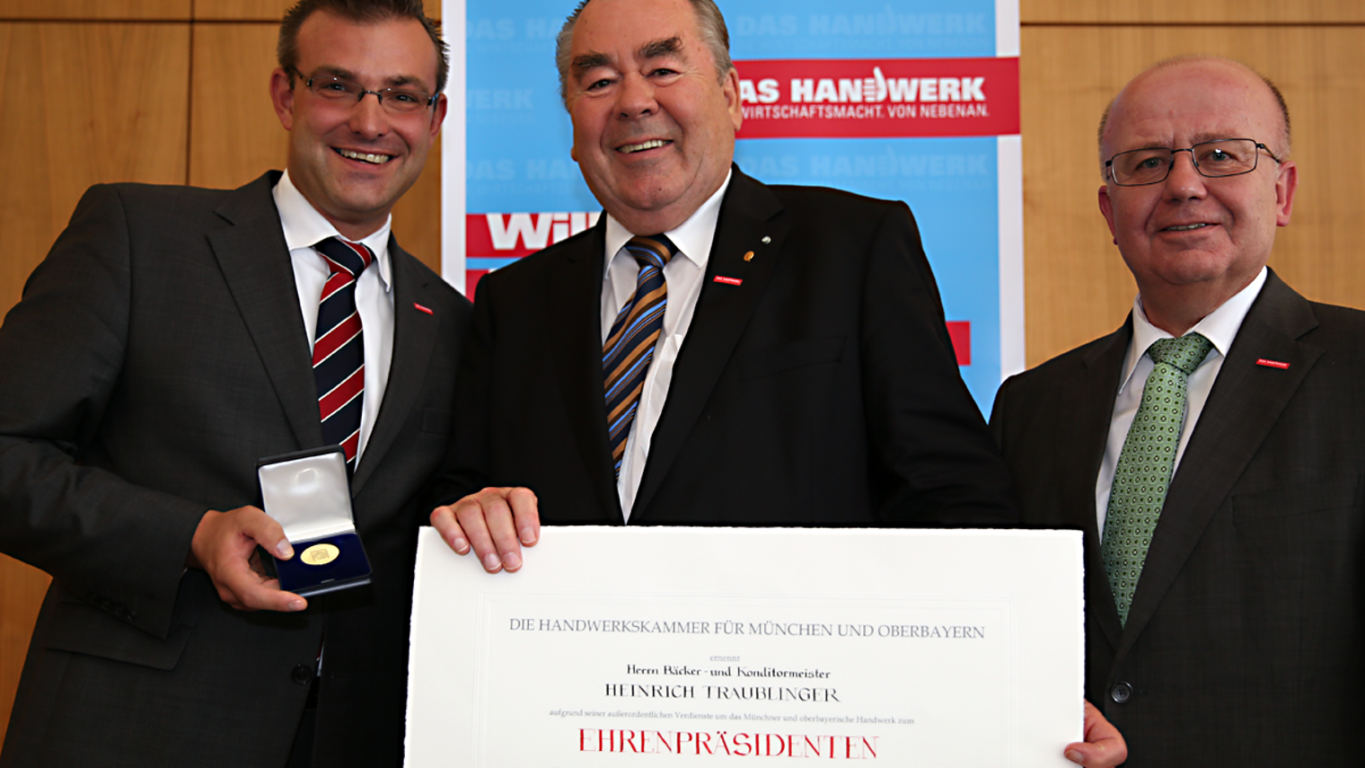 Ehrenpräsident Heinrich Traublinger, MdL a. D. (Mitte), Präsident Georg Schlagbauer (links) und Hauptgeschäftsführer Dr. Lothar Semper (rechts)