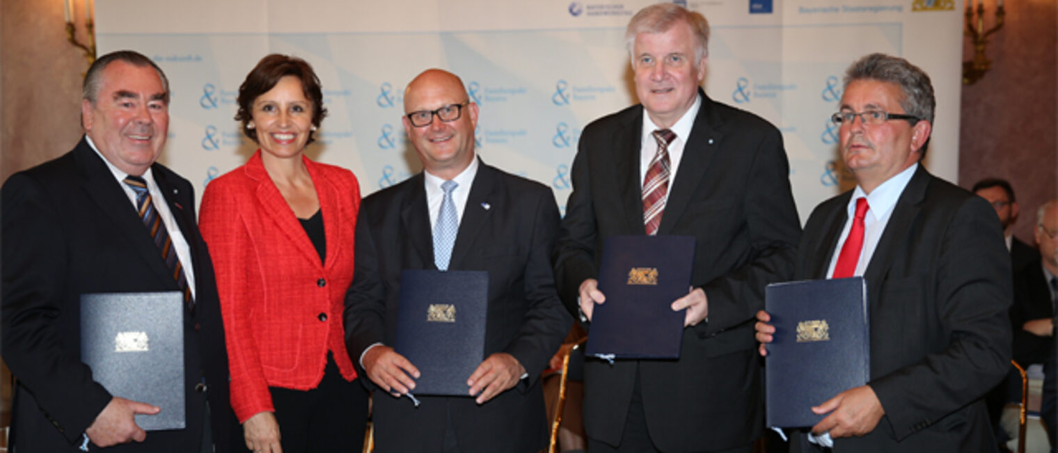 Unterzeichneten den Familienpakt Bayern (v.l.n.r.): BHT-Präsident Heinrich Traublinger, MdL a. D., Staatsministerin Christine Haderthauer, IHK-Vizepräsident Detlef Dörrié, Ministerpräsident Horst Seehofer und vbw-Hauptgeschäftsführer Bertram Brossardt 